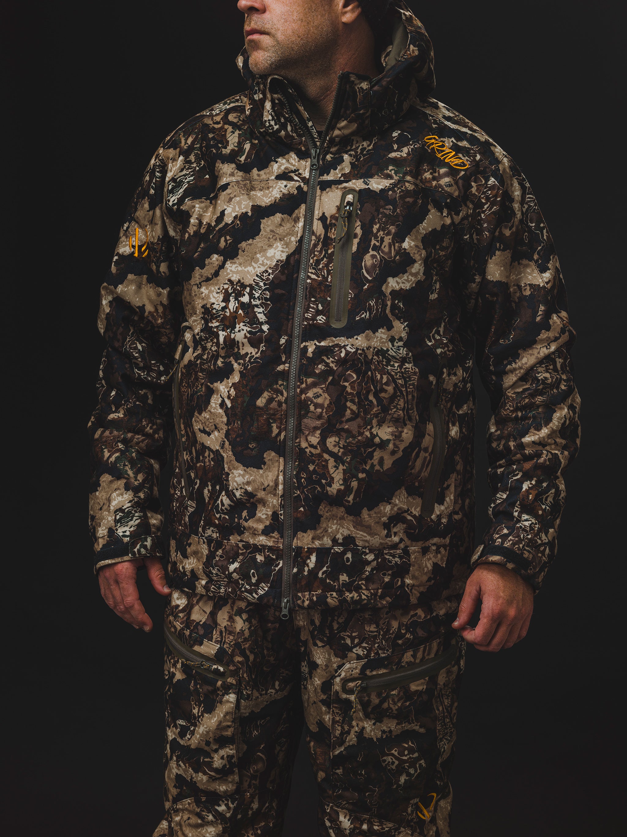  VEIL CAMO Men’s Fleece Chaos Jacket – Noise Reduction Grid  Face, Windproof, 4-Way Stretch, 3 Large Pockets & Attached Hood : Sports 